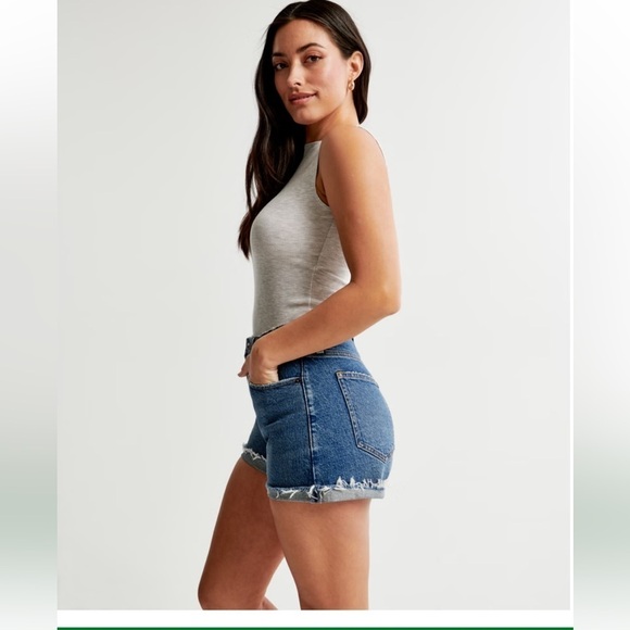 ABERCROMBIE & FITCH High Rise Mom Short, size 28 medium wash cut off's - Picture 2 of 12